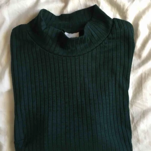  - Smaragdgrön polo, svårt att fånga den riktiga färgen på bild 