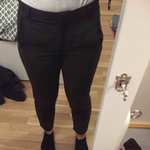  - Ankellånga kostymbyxor från topshop. OBS! Säljer endast till personer som kan ta sig till Helsingborg för att köpa, skickar inget via post.