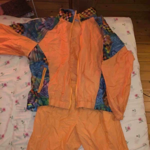  - Vintage two piece set köpt för 600, 300/ del eller 450 för båda. Högmidjade byxor och oversized jacka 