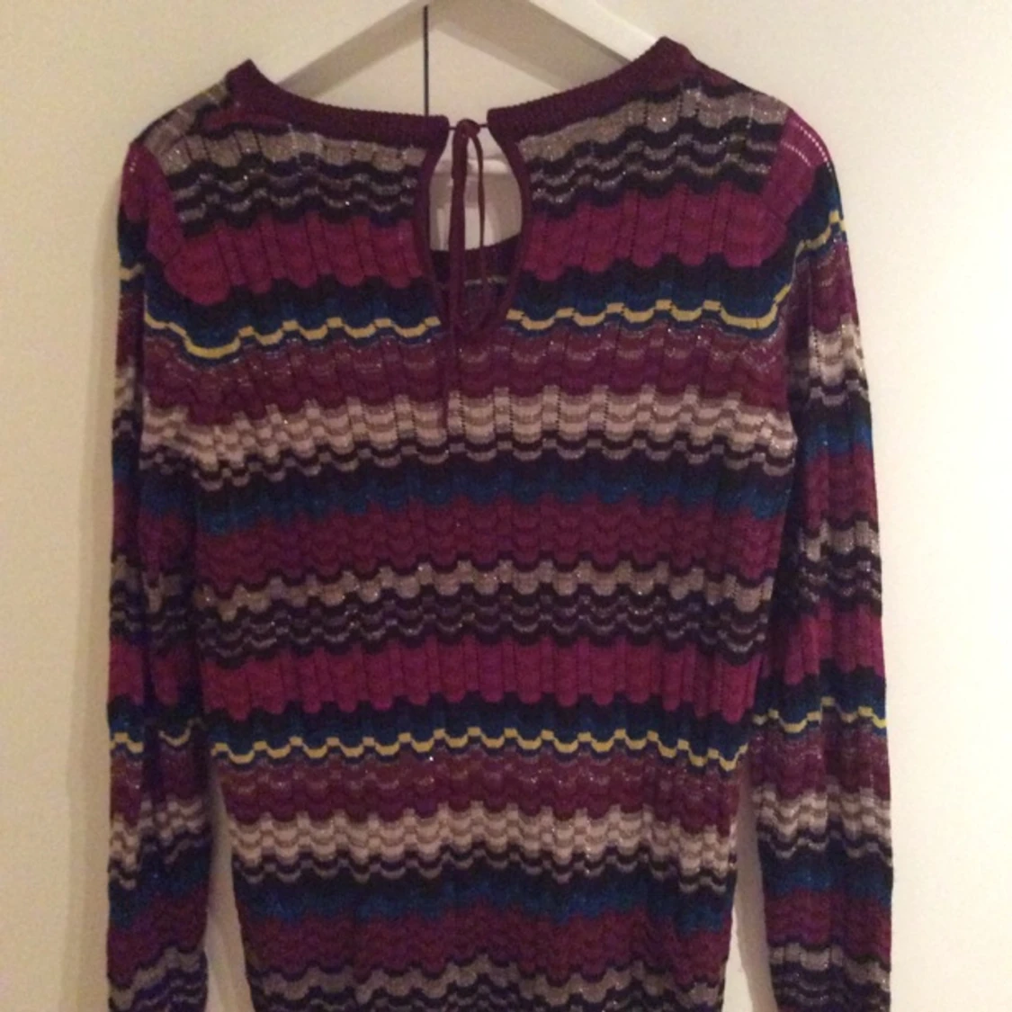 Jättefin tröja från Missoni by Lindex med fin detalj i ryggen. Använd en gång!