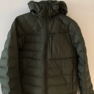  - Knappt använd Haglöfs Bivvy Down Herrjacka. Storlek S. Nypris 2500. Kan hämtas/mötas i Stockholm. 