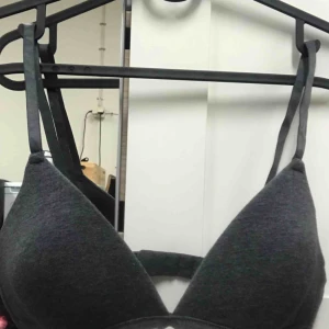  - Bygellös bh från hm. Liten i passform. Sitter superskönt och är i bra skick. Den vita bh-n som jag har lagt upp är samma modell och storlek och kan skickas med gratis om man vill. Kan mötas upp i Skåne (gärna Lund/Malmö) annars står köparen för frakt. 