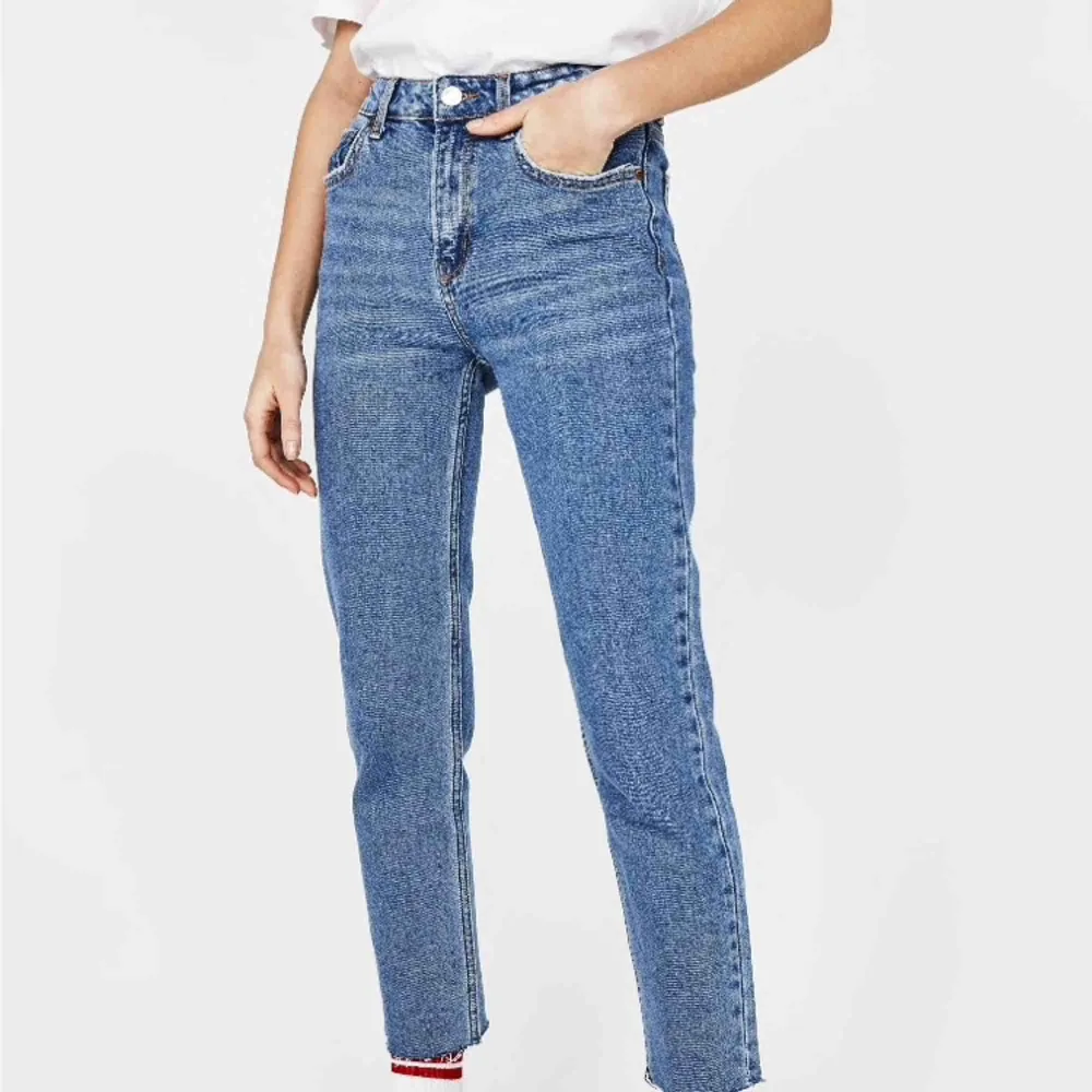 Världens finaste mom jeans från bershka ! Använd endast 1 gång & nytvättade! Säljs då dom är för stora😩 (Dom är highwaisted! ) Annars är dom i super bra skick & helt nya! . Jeans & Byxor.