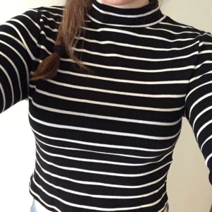  - Randig, långärmad crop-top. Mycket fint skick. Jag möts helst i Örebro (eller Katrineholm där jag är med jämna mellanrum).