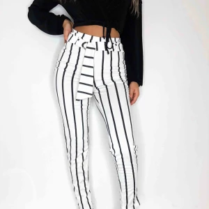  - Byxor från pretty little thing I hög midja. Använd endast en gång. Väldigt sköna och stretchiga byxor i bomulls tyg.