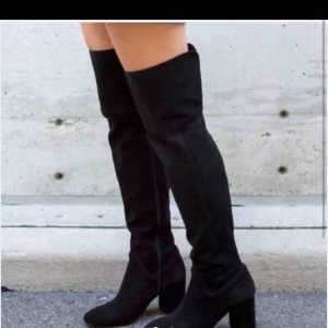  - Svinsnygga svarta äkta mockastövlar i overknee-modell från Zara. Bekväma att gå i, fint skick! Möts upp eller postas, köparen står isf för frakt.