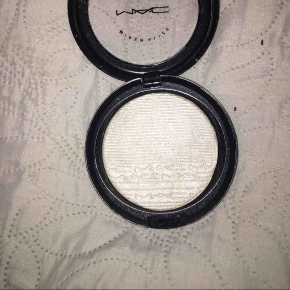 Äkta Mac highlighter, bara swatchad! Köparen står för frakt!. Övrigt.