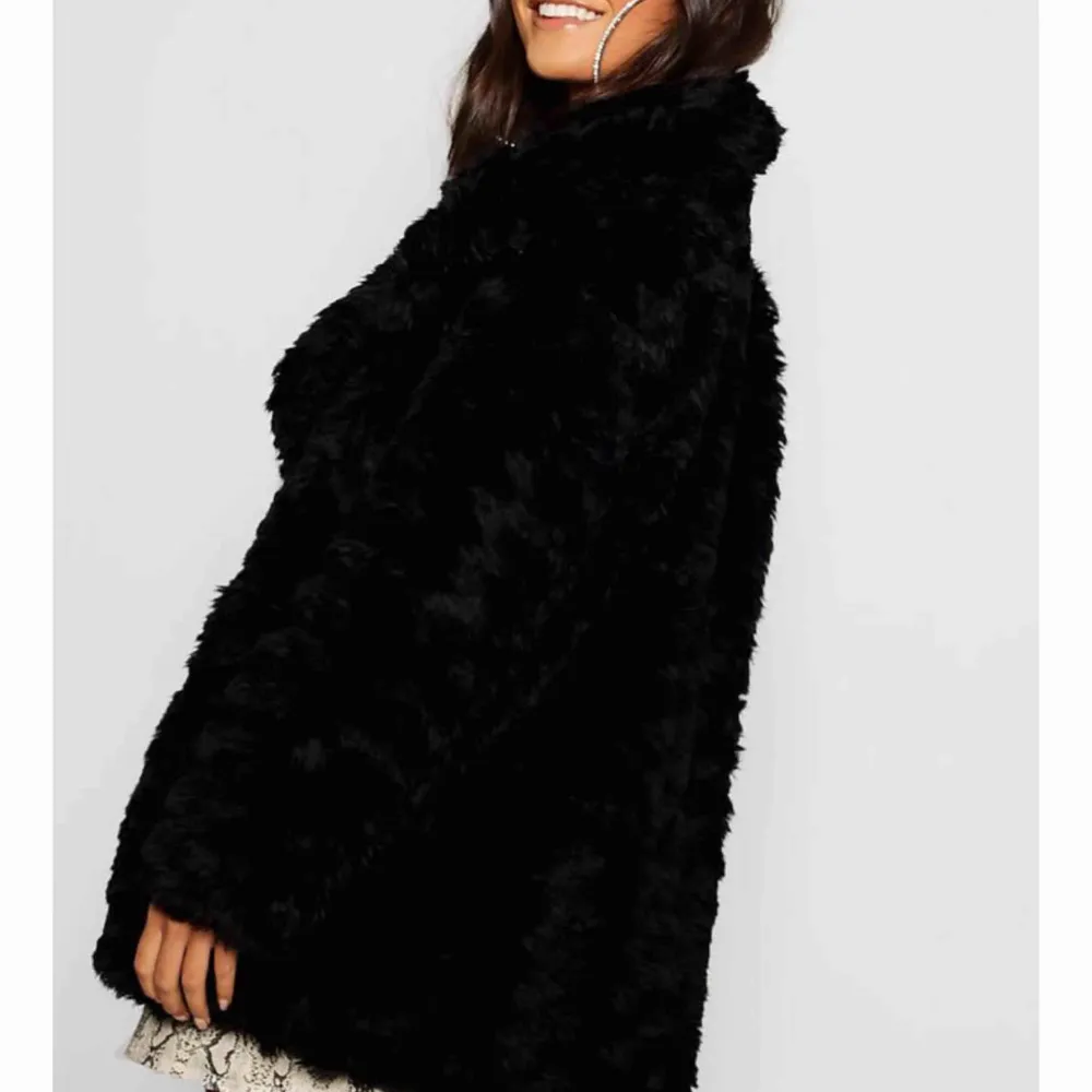 Faux fur jacket i bomull, helsvart, helt ny, aldrig använd. . Jackor.