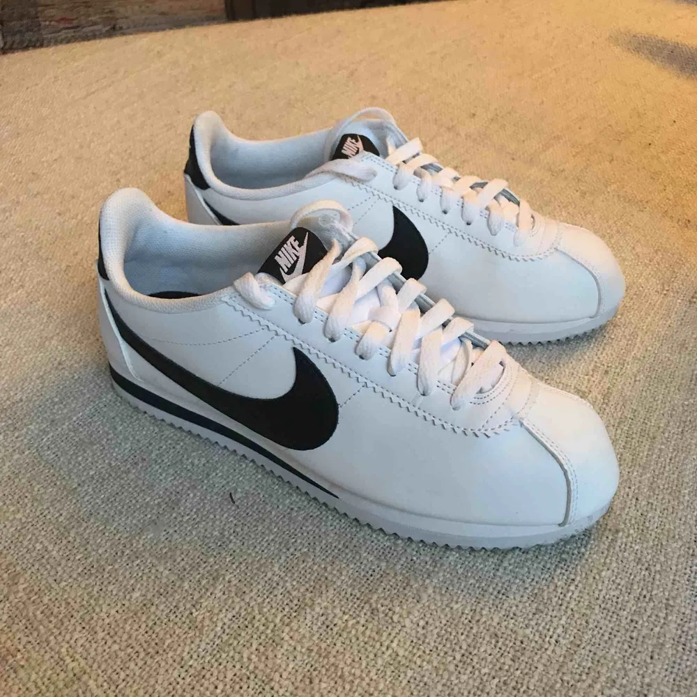 Brand new Nike Cortez sneakers, size 40.5. Unfortunately a bit too small for me. They fit more like a 40. Shipping is extra. :) . Skor.