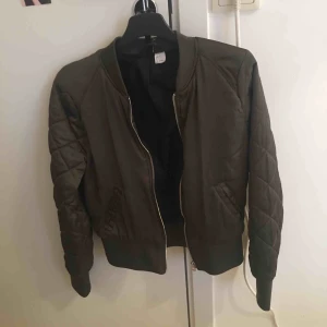  - En grön bomberjacka som jag köpte för ett år sen.