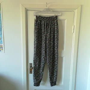  - Blommiga höga sköna byxor i syntet. Resår upptill och nedtill. 