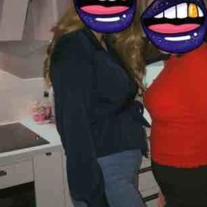  - Marinblå skön omlott blus från Bik Bok. Storlek L men passar jätte bra för mig som har S/M också. Använd men i väldigt bra skick. Frakt inräknat i priset :)