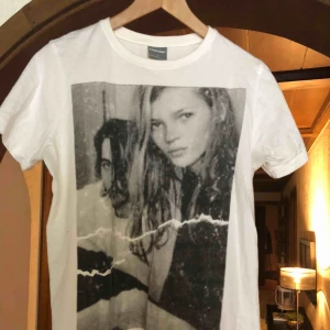  - T-shirt med Johnny Depp och Kate Moss på