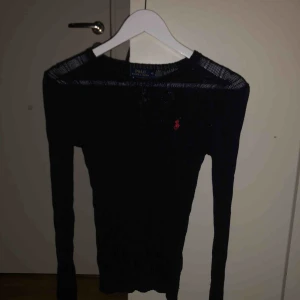  - En nästan helt oanvänd marinblå kabelstickad tröja från Ralph lauren!!  Frakt ingår i priset!