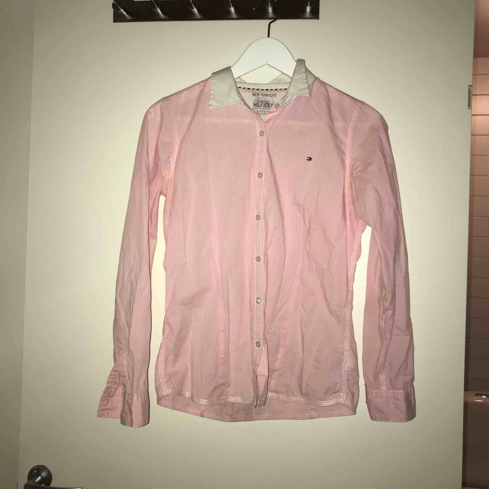 Stilren jättesnygg Tommy Hilfiger skjorta, märkets storlek är 14 det motsvarar XS/S, frakt tillkommer💓. Skjortor.
