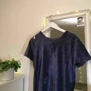 - T-shirt i sammet, superskön och snygg! Bra skick men lappen bortklippt, köparen står för frakt :)