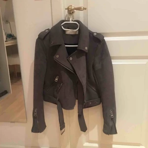  - Riktigt snygg mockajacka från zara. Grå med silvriga detaljer. Som ny.