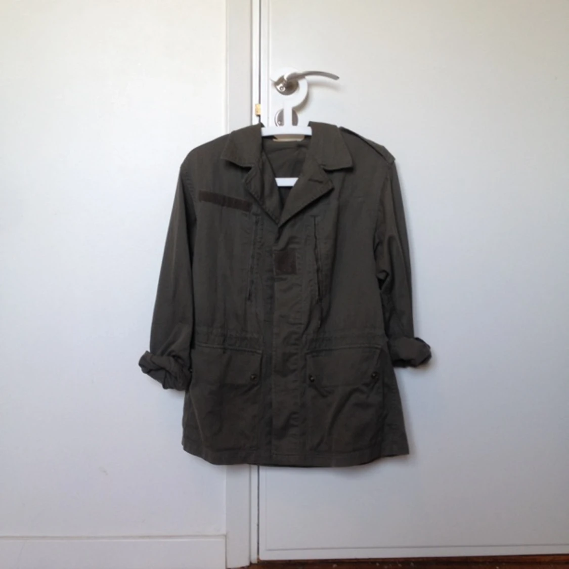 mörkgrön jacka inköpt i Paris, några fläckar längst ner på ärmen men syns inte upprullat:) - 1394891989