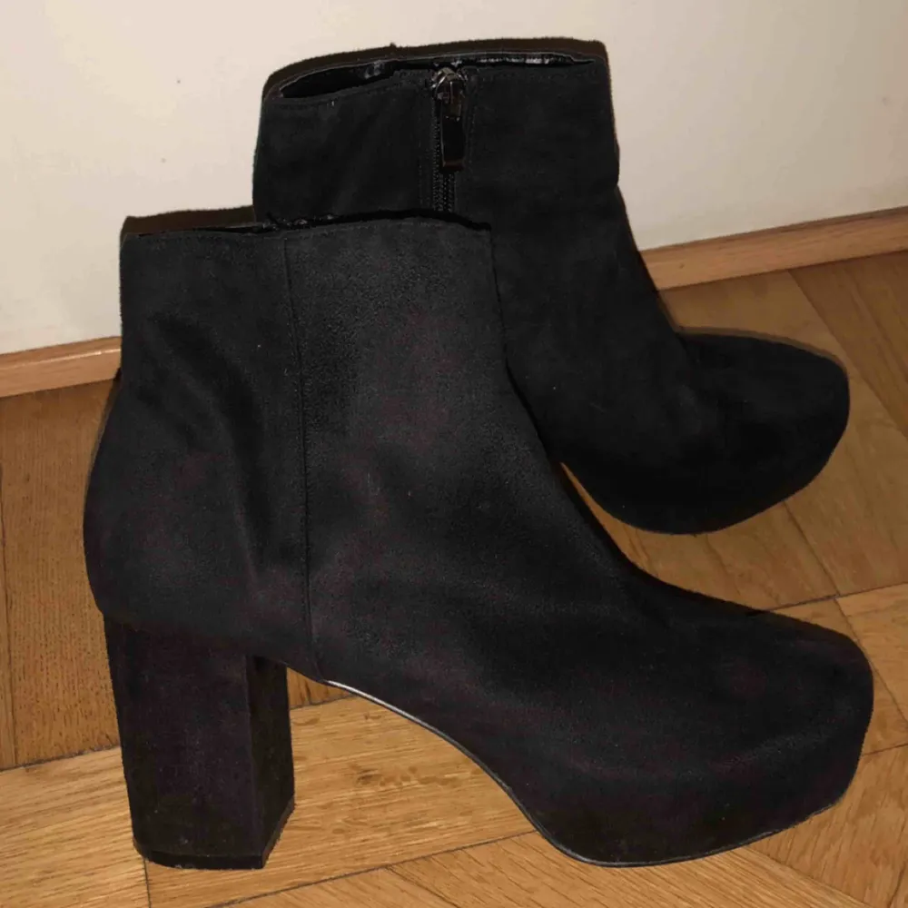 Använda ändast 1gång i perfekt skick, ny pris 749kr mitt pris 250kr, frakt 100kr💌. Kengät.
