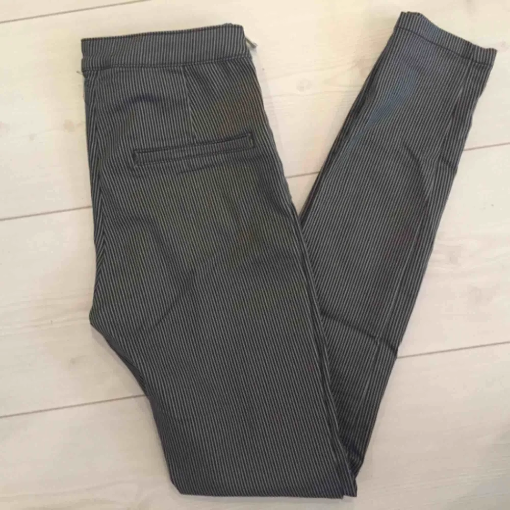 Snygga byxor från h&m. Sitter sjukt bra på! Aldrig använt pga fel storlek. . Jeans & Byxor.