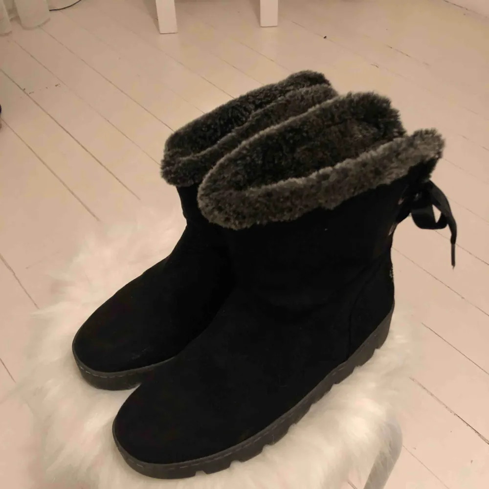 Ugg skor i storlek 38 använda en gång dom har inga skador. Anledningen varför jag säljer dom är för att dom va för stora. (Frakten ingår inte). Skor.