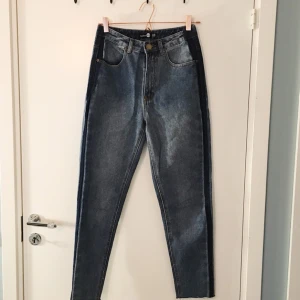  - Jeans fr Boohoo. Använda 2 gånger. Mörkare utmed sidorna. Säljes pga platsbrist i garderoben.   Kan postas, köparen står för frakten.