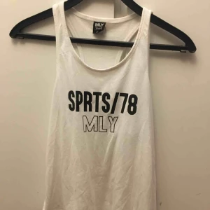  - Ett träningslinne i storlek xs, använt 2-3 gånger