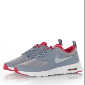  - Skor från Nike i modellen Air Max Thea. Använda 2-3 ggr som nya. Säljes pga fel storlek. Nypris 1295:- 