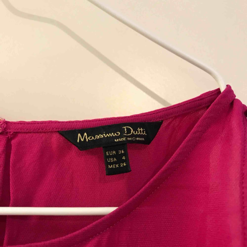 Linne från Massimo Dutti med vacker volang nedtill. Knäpps med hake i nacken. Nypris 450 kr, säljer för mindre än hälften.. Blusar.