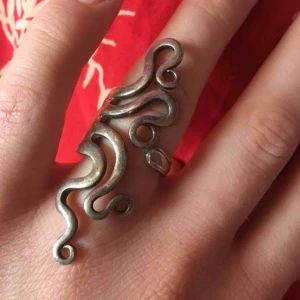  - Ring i äkta silver! Går att putsa upp till superskick! Köparen betalar frakten!