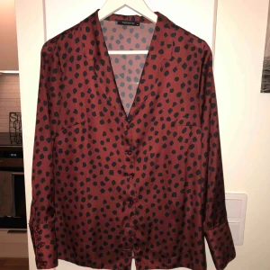  - Skjorta i sidenmaterial från Nakd. Bra skick!