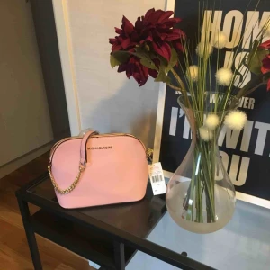  - Oanvänd axelremsväska Frakt tillkommer om den ska skickas