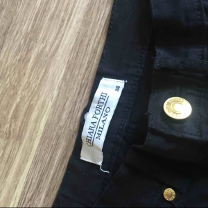  - Extremt högmidjade svarta byxor använda 1gång från Chiara Forthi