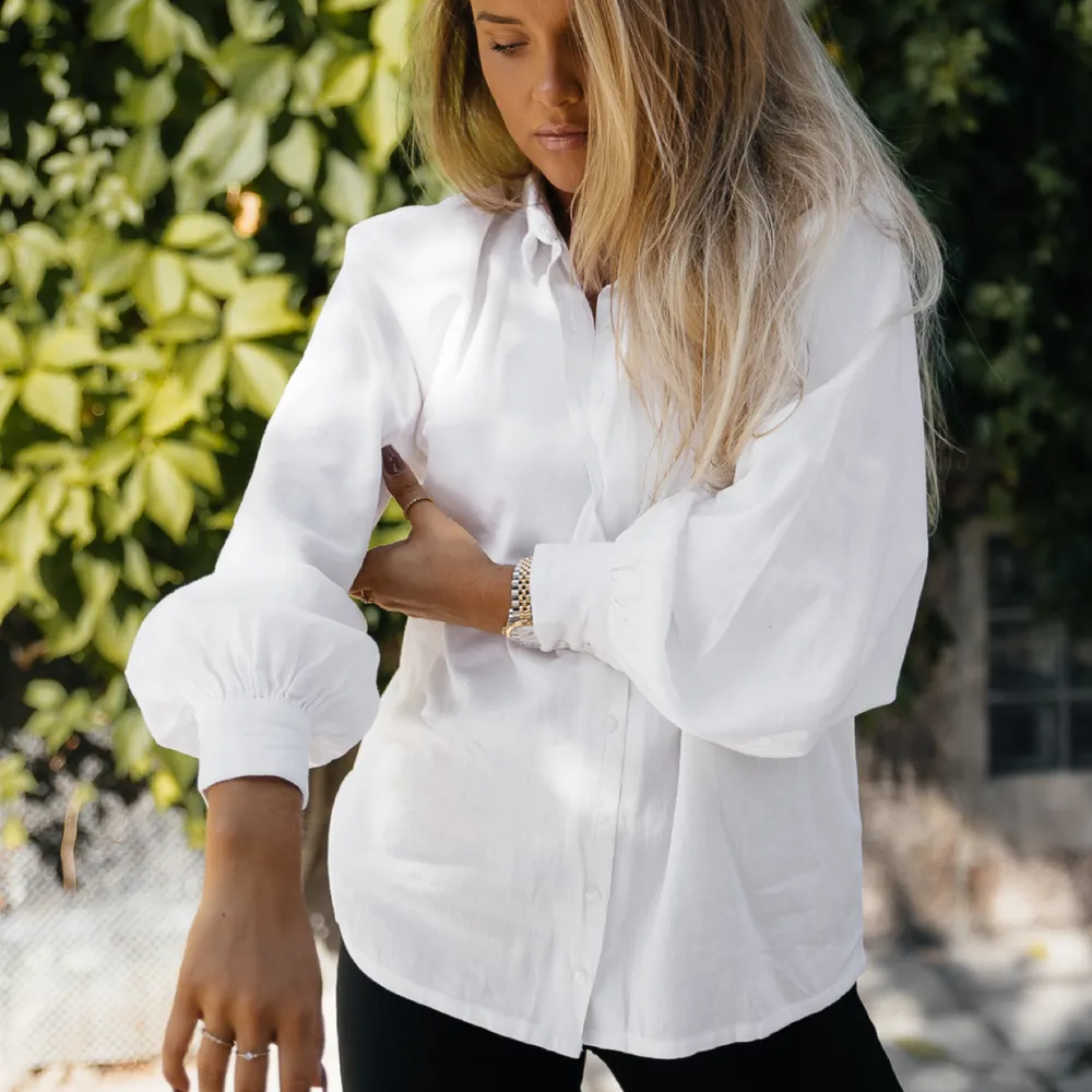Säljer denna vita skjorta från Molly Rustas x Bubbleroom. Skjortor.
