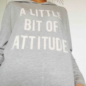  - Supermysig mjukiströja med texten "A LITTLE BIT OF ATTITUDE" från Cubus. Tunt och svalkande material, tröjan är långärmad och har luva samt är i färgen ljusgrå med vit text. Tröjor är i gott skick utan hål eller fläckar.