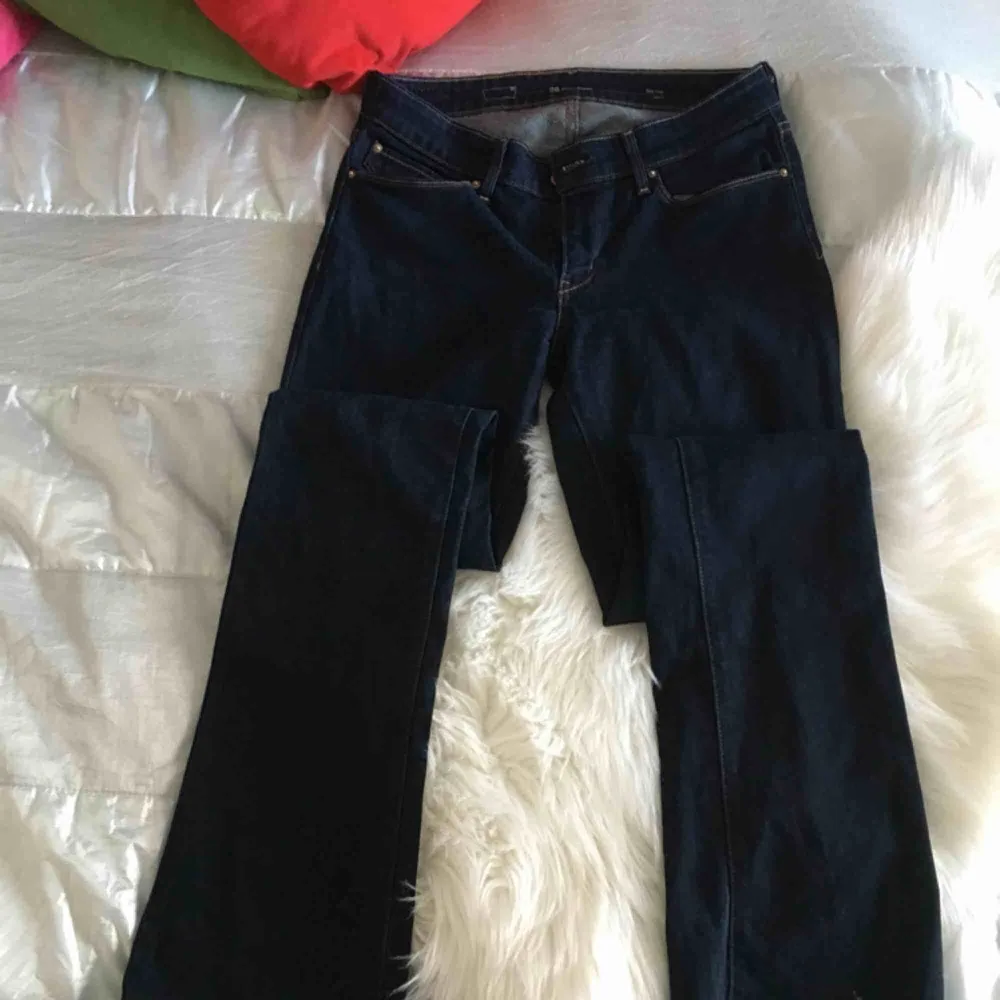 Snygga bootcut jeans i modellen ”Denim Curve”. Köpta på Levis Store för ett par år sedan. Ett par storfavoriter men säljer nu för att få plats för annat.🧚🏼‍♂️✨. Jeans & Byxor.