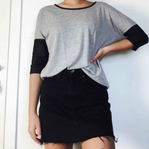  - Ljusgrå tröja med runt material och svarta skinnliknande (fakeskinn) detaljer kring hals och ärmar. Gott skick använd ett fåtal gånger! Frakt 20kr