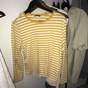  - Bekväm långärmad tröja från monki, säljs då den inte kommer till användning längre. Frakt tillkommer!