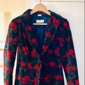 Kavaj Ventilo  - En vacker kavaj från märket Ventilo i storlek S. Denna var ett impulsköp då jag älskade den vid första ögonkastet. Den har alltid varit för liten och jag ger nu upp ambitionen att komma i den. Hoppas att någon annan får glädje av den. Köpt för 1500:-