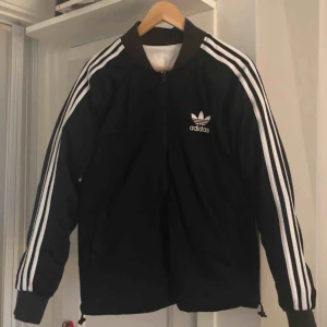  - Snygg vändbar adidas jacka, köpt förra året för 1200kr och säljer för mindre än halva priset! Den är dun fri, men väldigt varm och går att användas på två sätt. I bra skick, dock är fodret lite ”buckligt”, men syns inte på den svarta sidan!