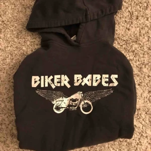  - Säljer denna hoodie, strl XS! 100kr