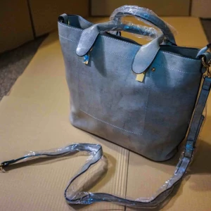  - Hey. A new beautiful women bag here. If you have any questions, just let me know. And I am in Germany, I would like to send this bag free anywhere in Europe. Thank you. 