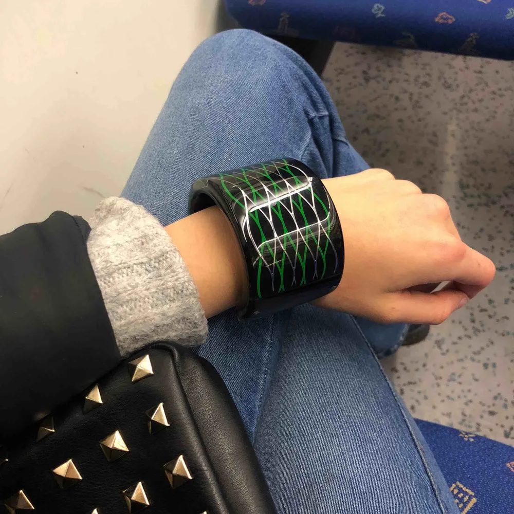 KENZO X HM armband med kenzos grön/silvriga mönster! Sjukt snyggt och i perfekt skick!  Priset är diskuterbart! Möts helst upp i Stockholm city men funkar också att frakta.. Accessoarer.