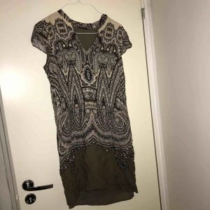  - Strl står inte, men jag har vanligtvis Small i strl och den passar mig. 