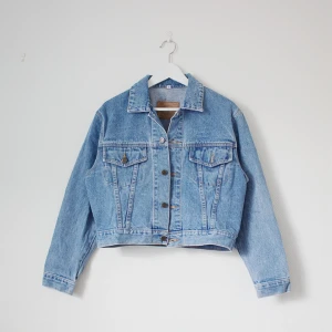  - Croppad jeansjacka från Plaza i storlek S. Superbra skick! Frakt tillkommer.