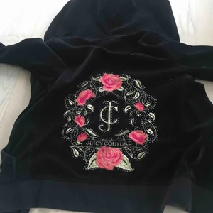  - Helt oanvänd juicy couture tjock tröja så den är i mycket bra skick. Köpte för 1000kr