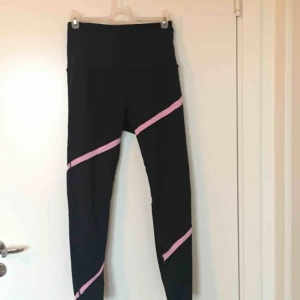  - Tights/leggings för träning/löpning från Röhnisch med liten innerficka bak. Sitter snyggt med hög midja. I fint skick, använda endast 2 gånger. Säljes pga fel storlek. Möts upp i Stockholm efter överenskommelse eller skickas mot fraktkostnad.