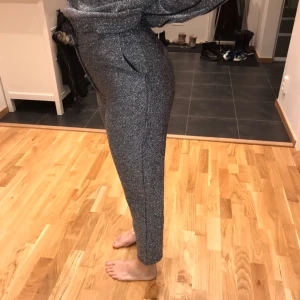  - Super sköna glittriga byxor från nakd i bra skick 