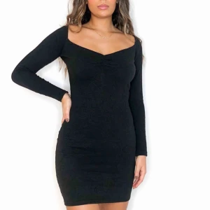  - Oanvänd klänning från Nelly med fint mönster på