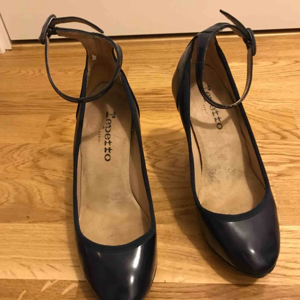 High heels, 9,5cm, navy blue, from the brand Repetto from France. New, never worn. Skor.